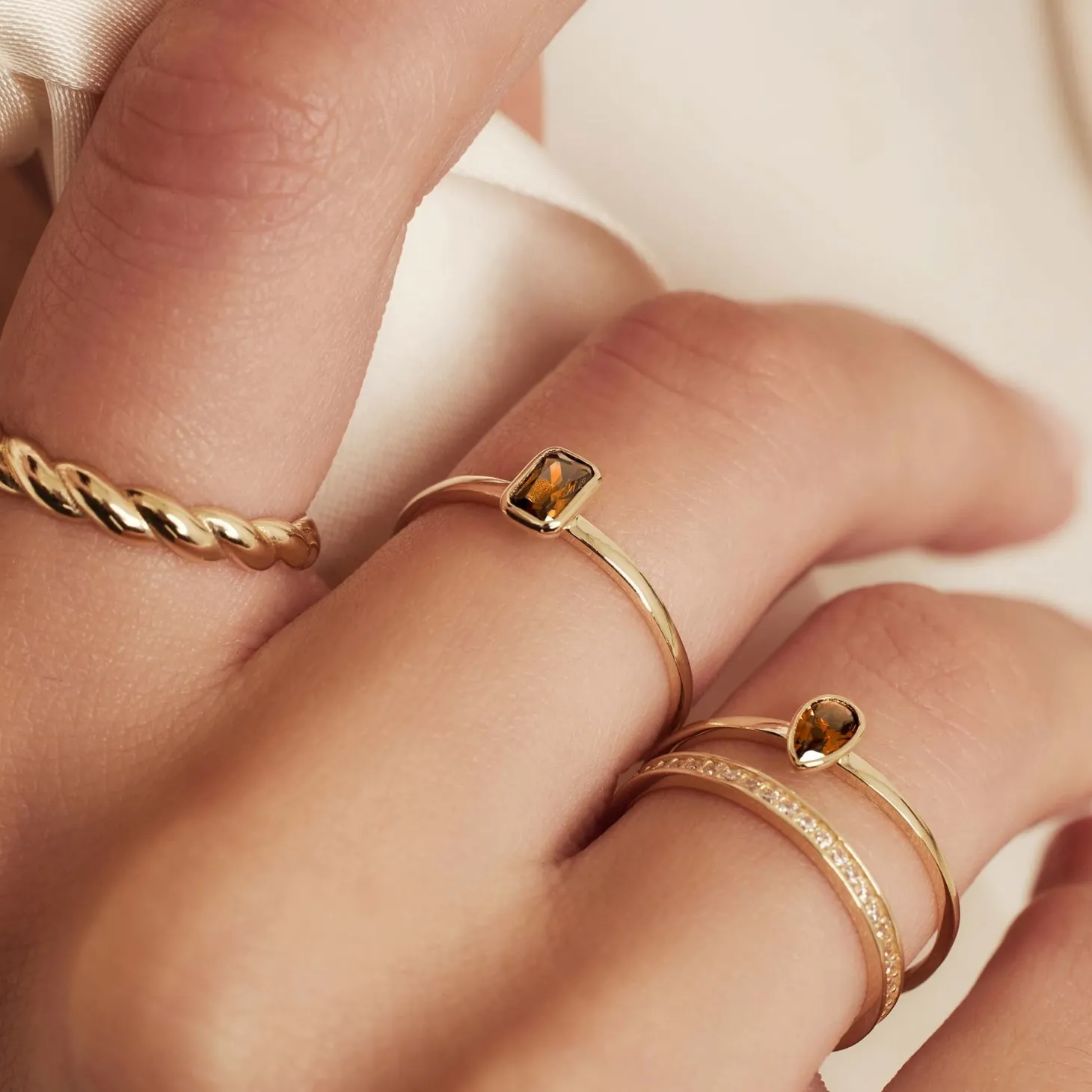 Isabel Bernard Baguette Brune 14 karaat gouden ring met bruine zirkonia steen Outlet