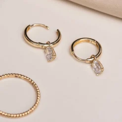 Isabel Bernard Baguette Genevieve 14 karaat gouden creolen met witte zirkonia steen Sale