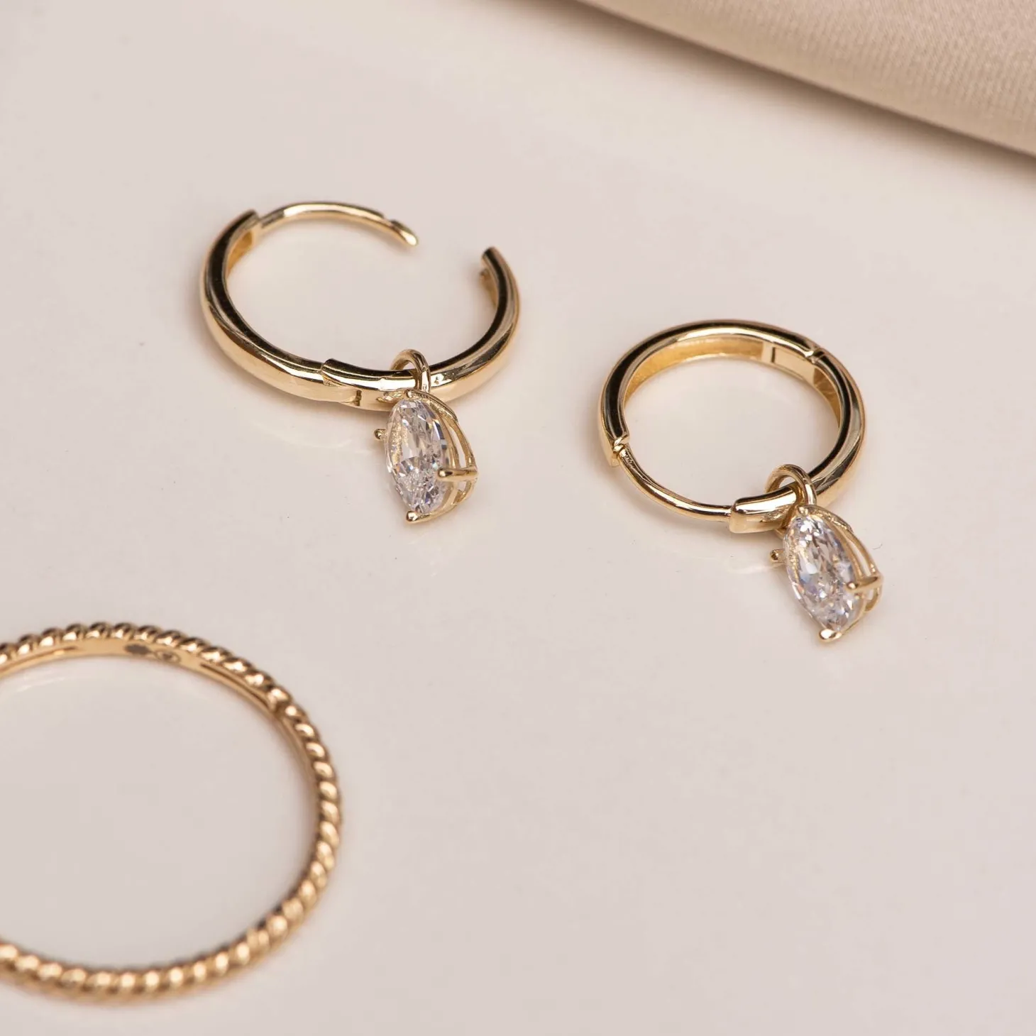 Isabel Bernard Baguette Genevieve 14 karaat gouden creolen met witte zirkonia steen Sale