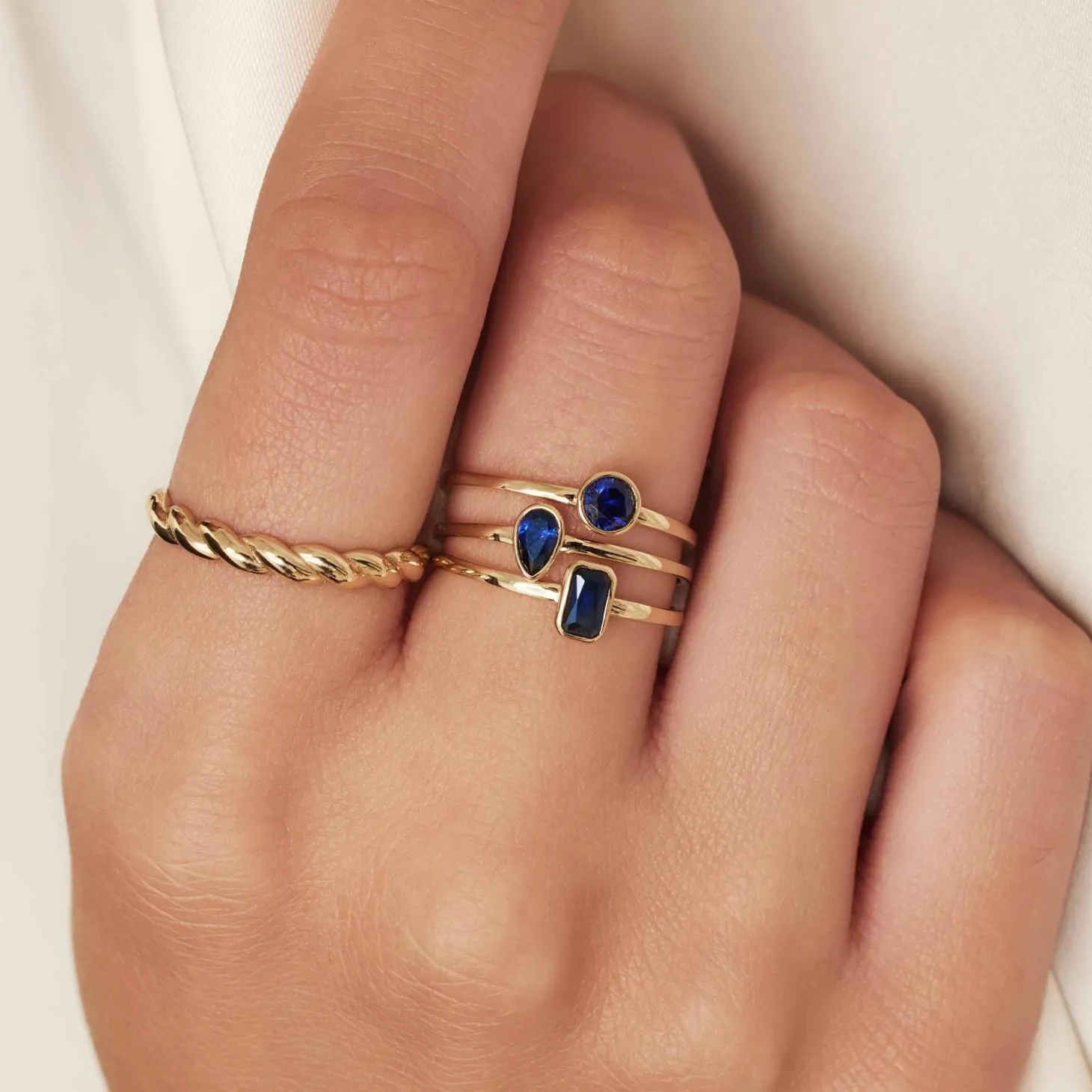 Isabel Bernard Baguette Nila 14 karaat gouden ring met blauwe zirkonia steen Best