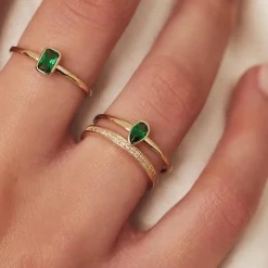 Isabel Bernard Baguette Olivia 14 karaat gouden ring met groene zirkonia steen Fashion