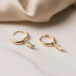 Isabel Bernard Cadeau d'Isabel 14 karaat gouden oorbellen set met veertje Shop