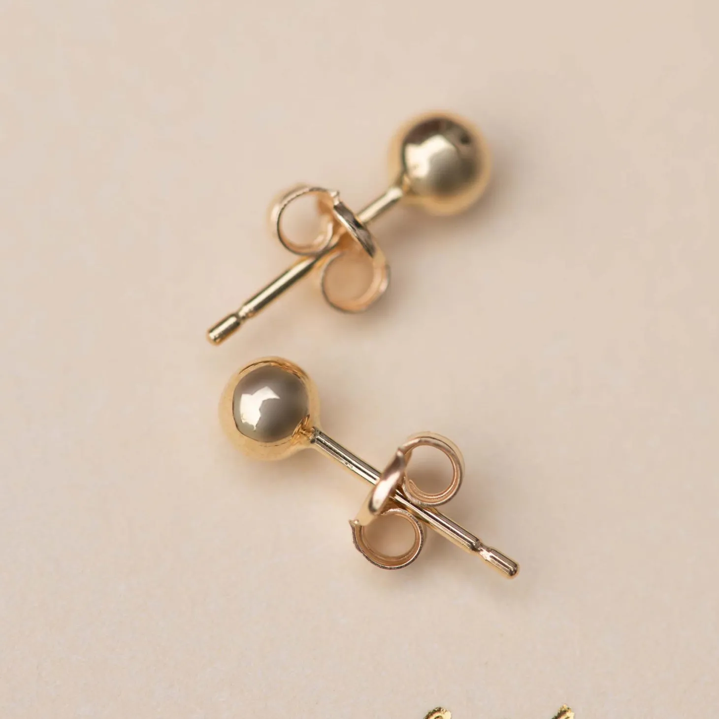 Isabel Bernard Cadeau d'Isabel 14 karaat gouden oorbellen set met veertje Shop