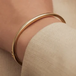 Isabel Bernard Cour d'Honneur Clara 14 karaat gouden bangle met rechthoekige rand Outlet