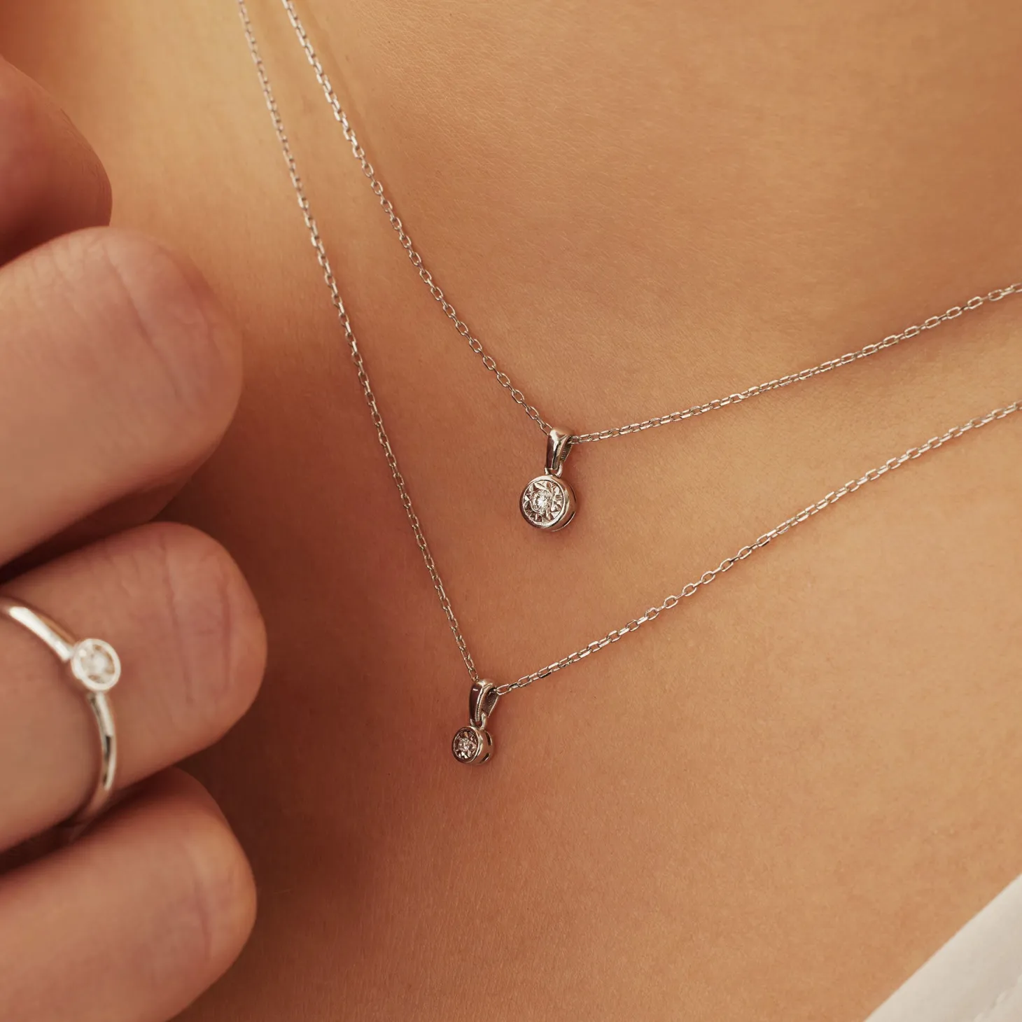 Isabel Bernard De la Paix Inaya 14 karaat witgouden collier met diamant 0.03 karaat Cheap