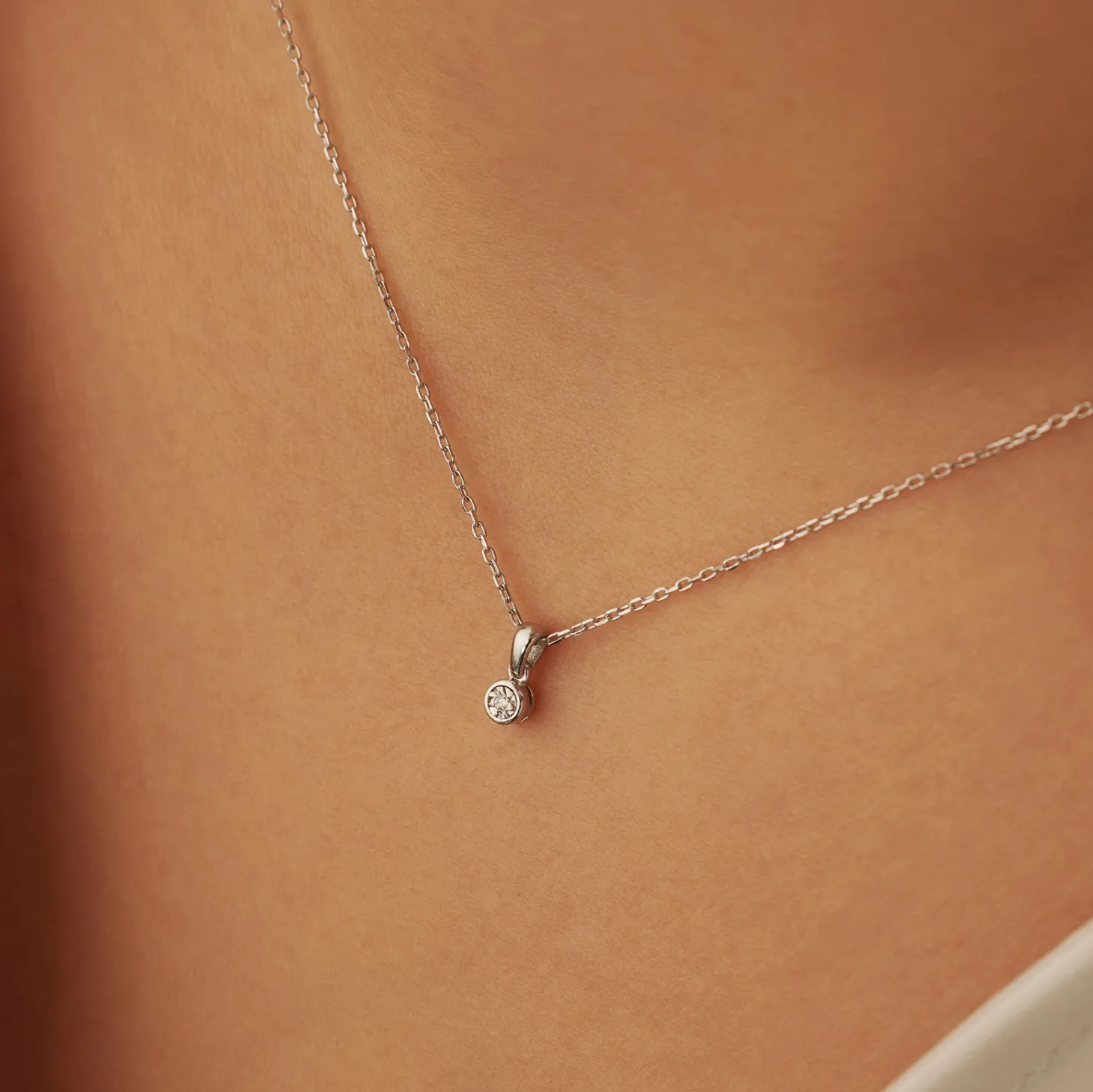 Isabel Bernard De la Paix Inaya 14 karaat witgouden collier met diamant 0.01 karaat Cheap