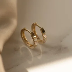 Isabel Bernard De la Paix Madeline 14 karaat gouden creolen met diamant 0.15 karaat Shop