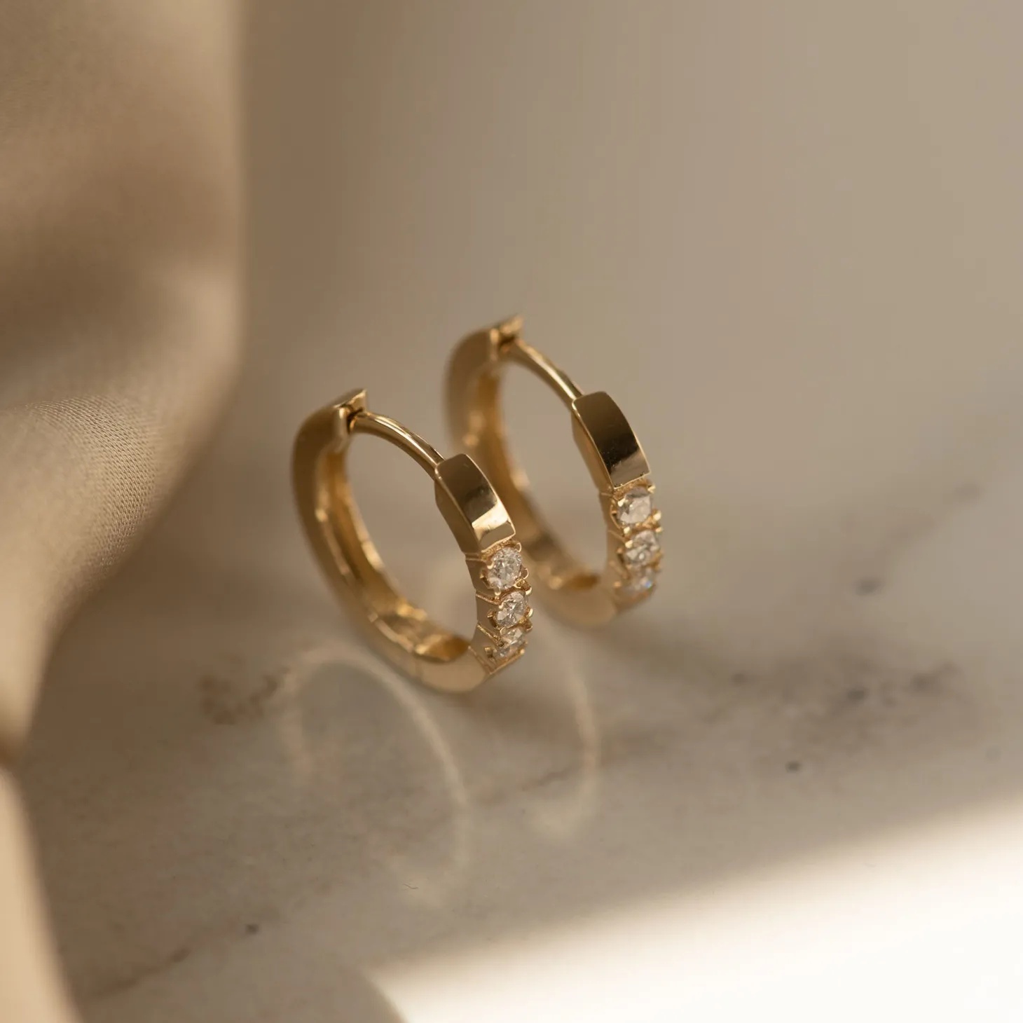 Isabel Bernard De la Paix Madeline 14 karaat gouden creolen met diamant 0.15 karaat Shop