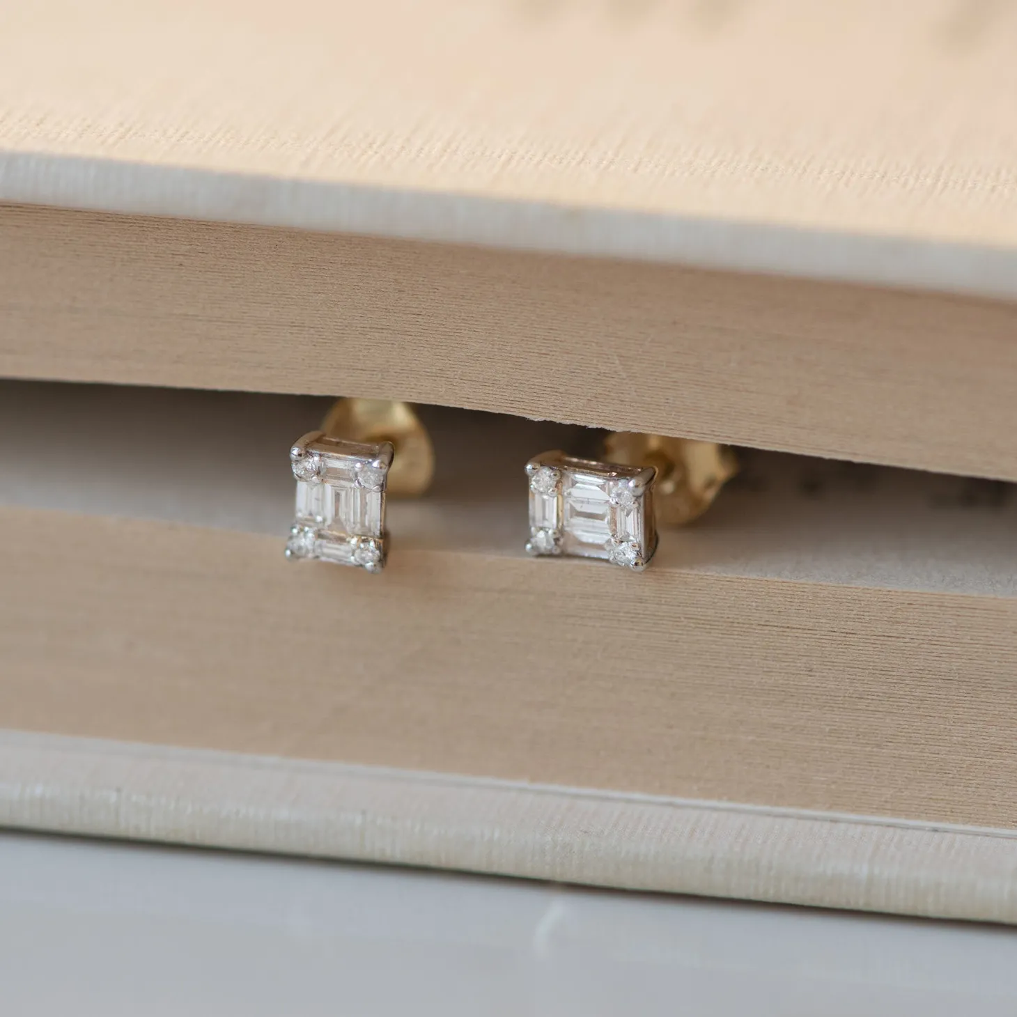 Isabel Bernard De la Paix Maxime 14 karaat gouden oorknoppen met diamant 0.19 karaat Sale