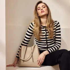 Isabel Bernard Femme Forte Macie taupe leren schoudertas van kalfsleer Online