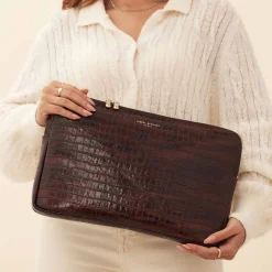 Isabel Bernard Honoré Caress croco bruine leren laptop hoes van kalfsleer New
