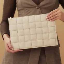 Isabel Bernard Honoré Cosette crème leren laptop hoes van gevlochten kalfsleer met schouderriem Shop