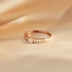 Isabel Bernard La Concorde Estee 14 karaat rosé gouden ring met zirkonia steentjes Best
