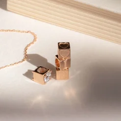 Isabel Bernard La Concorde Felie 14 karaat rosé gouden kubus initial bedel met letter Sale