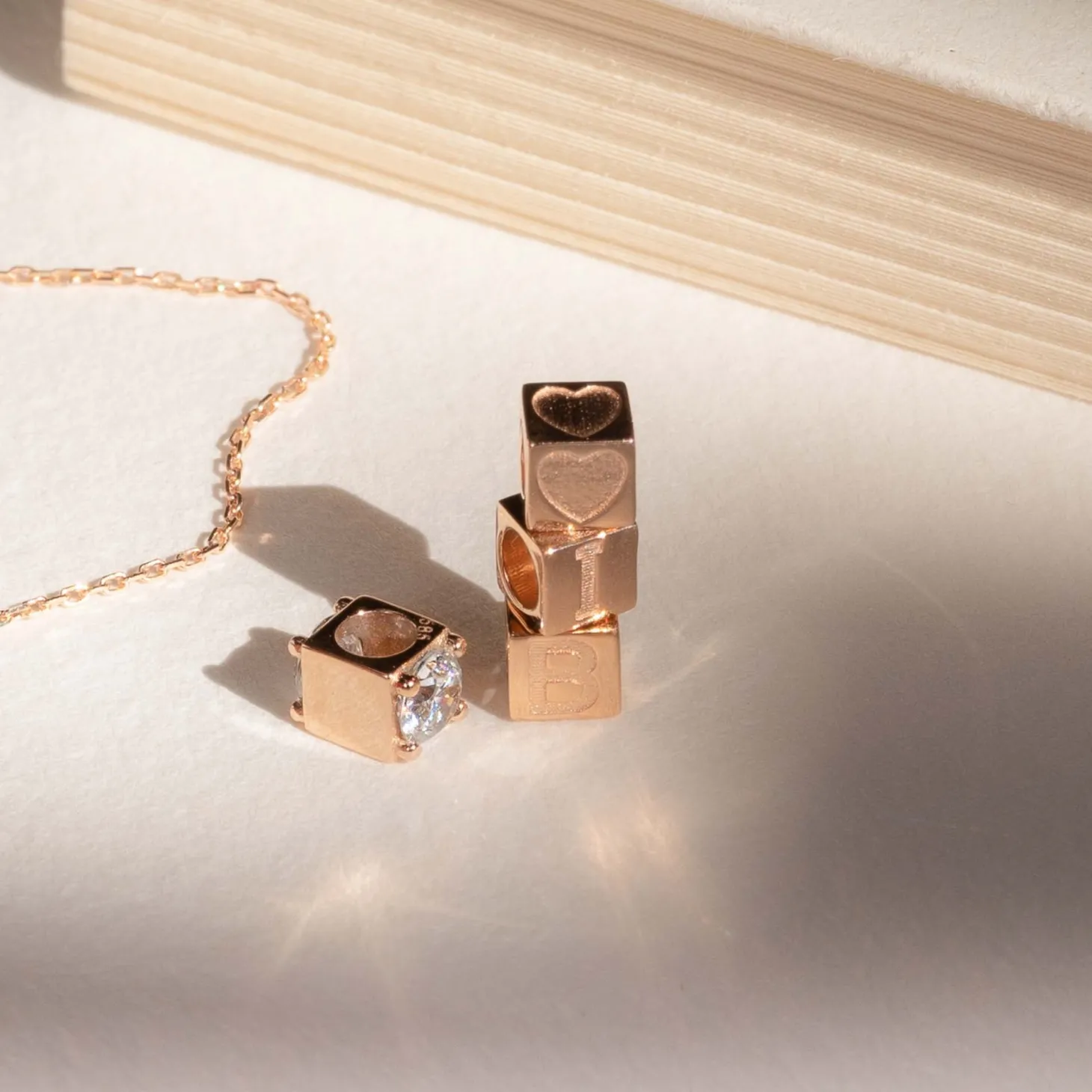 Isabel Bernard La Concorde Felie 14 karaat rosé gouden kubus initial bedel met letter Sale