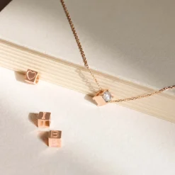 Isabel Bernard La Concorde Felie 14 karaat rosé gouden kubus initial bedel met letter Sale