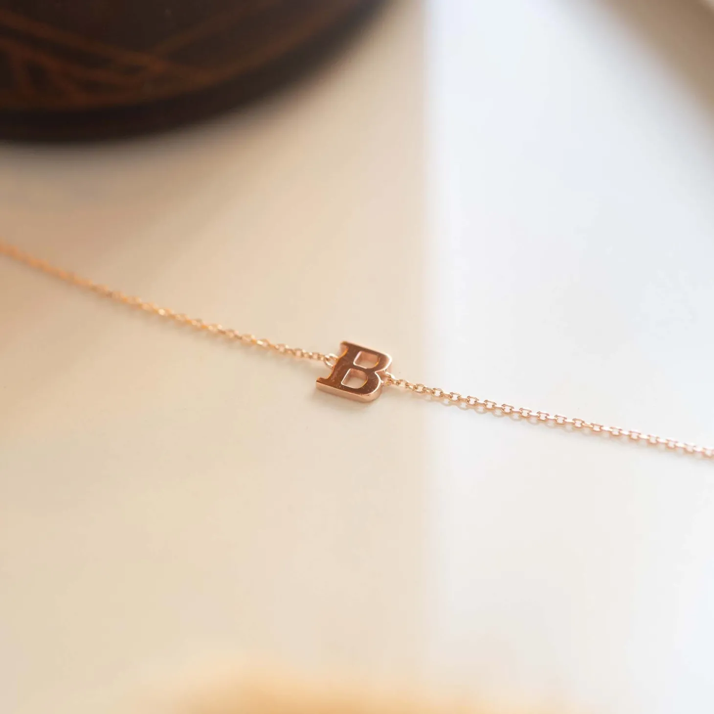 Isabel Bernard La Concorde Rachel 14 karaat rosé gouden initial armband met letter Sale