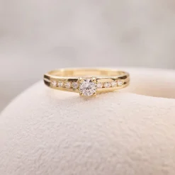 Isabel Bernard Le Marais Estee 14 karaat gouden ring met zirkonia steentjes Online