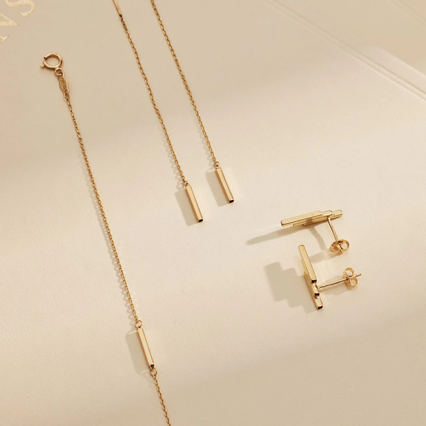 Isabel Bernard Le Marais Rosalie 14 karaat gouden doortrek oorbellen met staafje Flash Sale