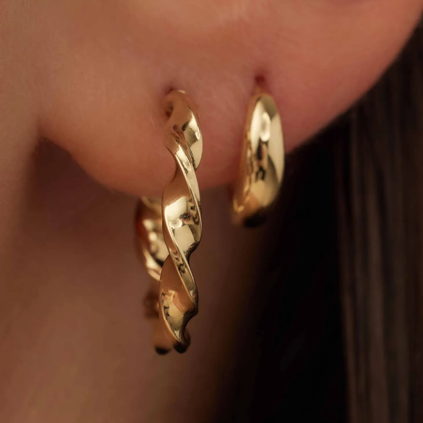 Isabel Bernard Rivoli Odette 14 karaat gouden creolen met twist Clearance