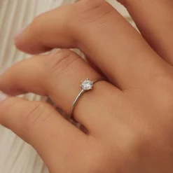 Isabel Bernard Saint Germain Abelle 14 karaat witgouden ring met zirkonia steentje Shop