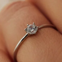Isabel Bernard Saint Germain Abelle 14 karaat witgouden ring met zirkonia steentje Shop