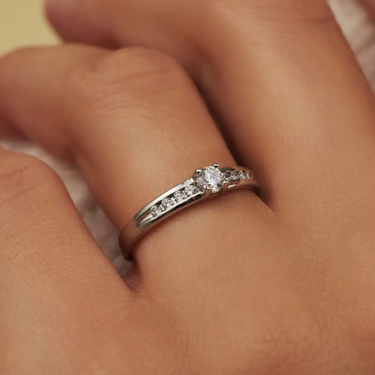 Isabel Bernard Saint Germain Estee 14 karaat witgouden ring met zirkonia steentjes Store