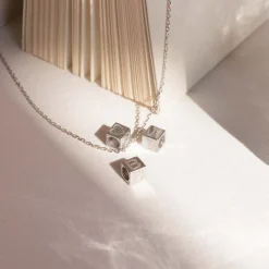 Isabel Bernard Saint Germain Felie 14 karaat witgouden kubus initial bedel met letter Sale