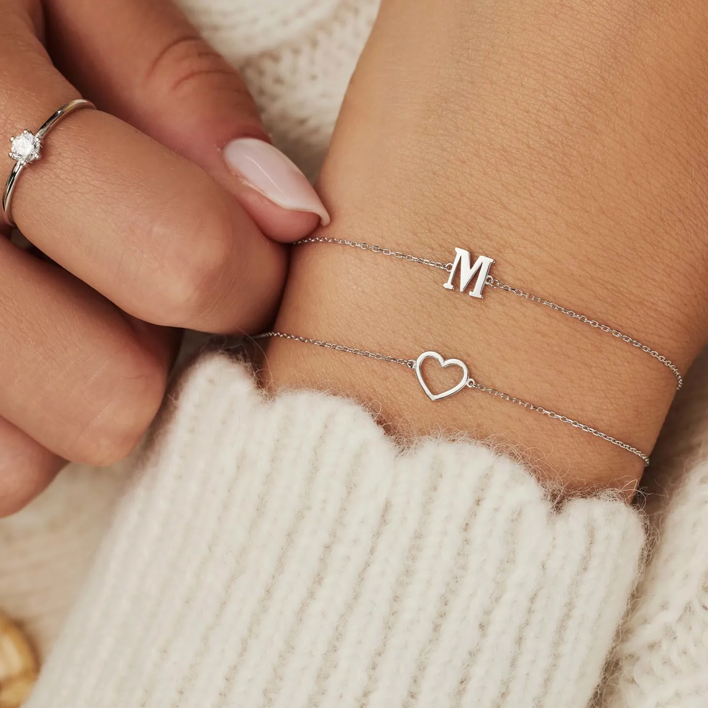Isabel Bernard Saint Germain Rachel 14 karaat witgouden initial armband met letter Best